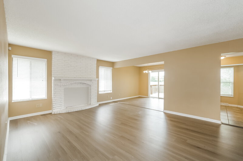 1,955/Mo, 307 NW Sherwood Dr Blue Springs, MO 64014 Living Room View 2