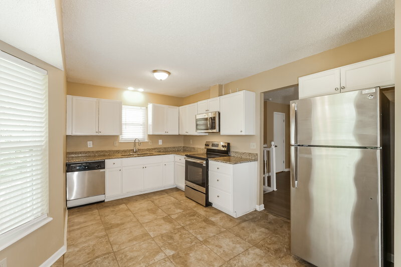 1,955/Mo, 307 NW Sherwood Dr Blue Springs, MO 64014 Kitchen View 2