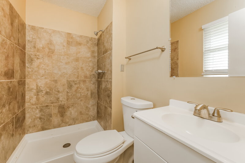 1,955/Mo, 307 NW Sherwood Dr Blue Springs, MO 64014 Main Bathroom View