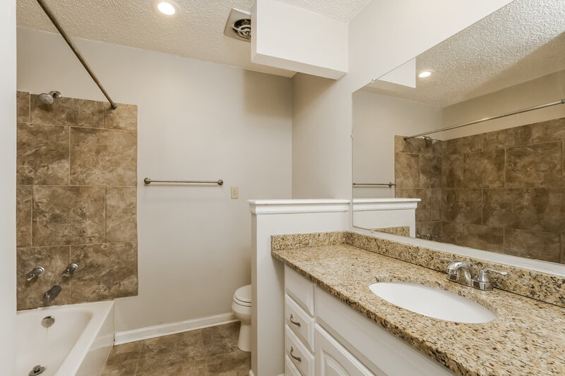 1,955/Mo, 307 NW Sherwood Dr Blue Springs, MO 64014 Bathroom View