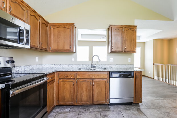 1,630/Mo, 20205 E 17th St Ct N Independence, MO 64056 Kitchen View