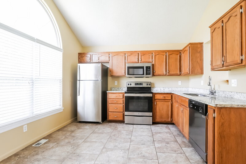 1,695/Mo, 20205 E 17th St Ct N Independence, MO 64056 Kitchen View 2