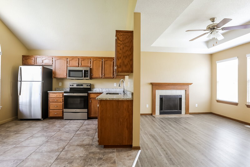 1,695/Mo, 20205 E 17th St Ct N Independence, MO 64056 Kitchen View 3