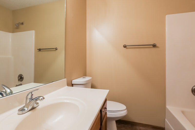 1,695/Mo, 20205 E 17th St Ct N Independence, MO 64056 Bathroom View