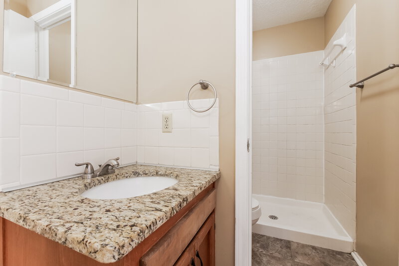 1,715/Mo, 106 Brent Rd Belton, MO 64012 Bathroom View 2