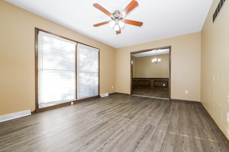 1,825/Mo, 716 N Choctaw Ave Independence, MO 64056 Living Room View