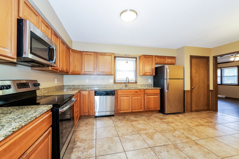 1,825/Mo, 716 N Choctaw Ave Independence, MO 64056 Kitchen View 2