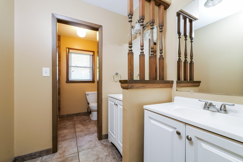 1,825/Mo, 716 N Choctaw Ave Independence, MO 64056 Main Bathroom View