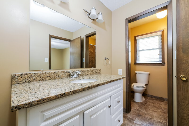 1,825/Mo, 716 N Choctaw Ave Independence, MO 64056 Bathroom View