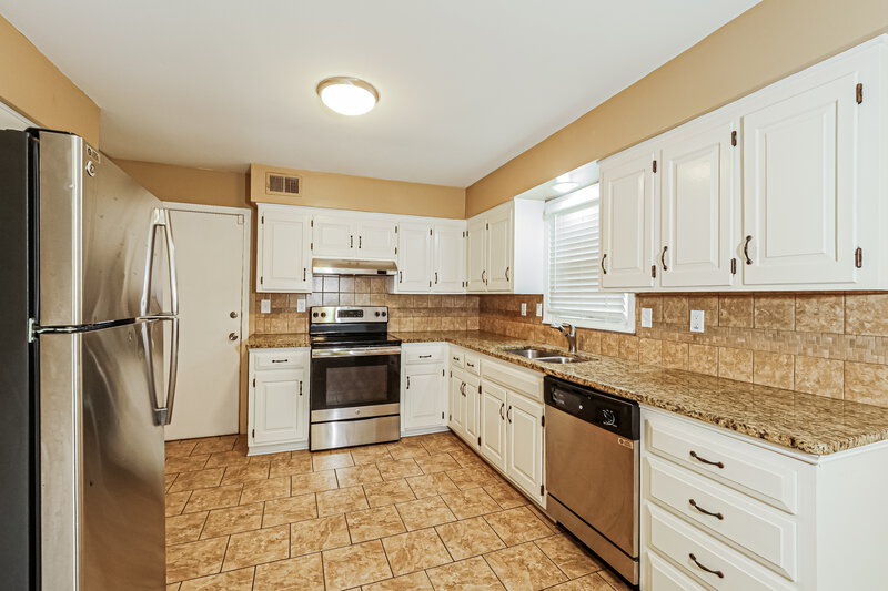 2,770/Mo, 9004 Arlington Ct Kansas City, MO 64138 Kitchen View