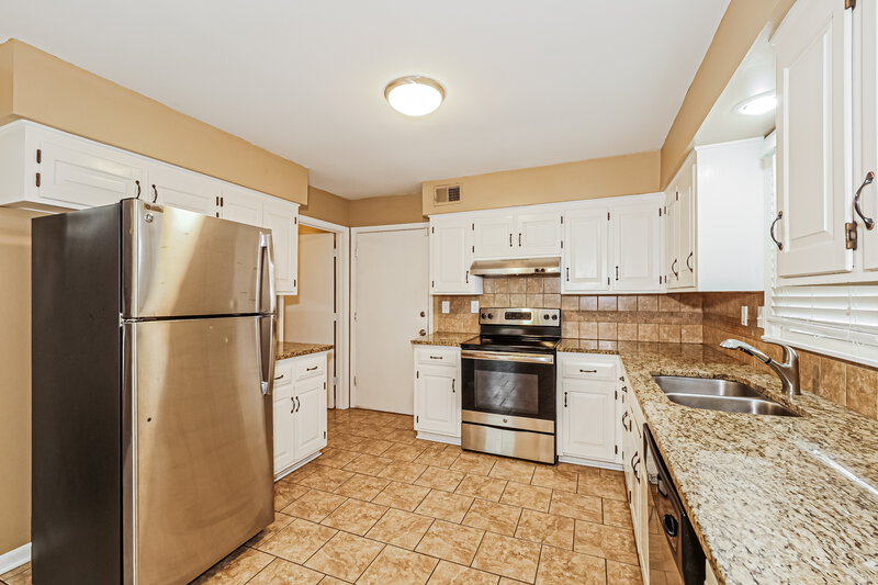 2,770/Mo, 9004 Arlington Ct Kansas City, MO 64138 Kitchen View 2