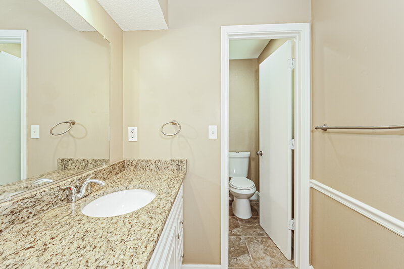 2,770/Mo, 9004 Arlington Ct Kansas City, MO 64138 Main Bathroom View