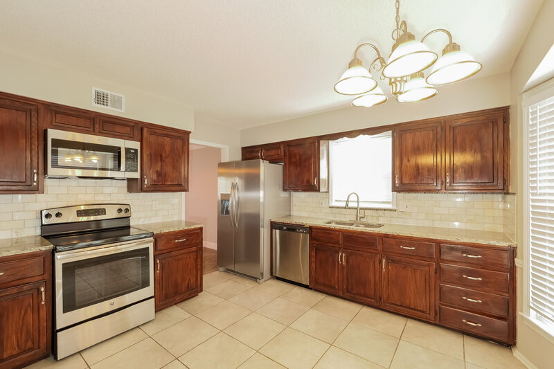 2,730/Mo, 3633 NE Basswood Dr Lees Summit, MO 64064 Kitchen View 2