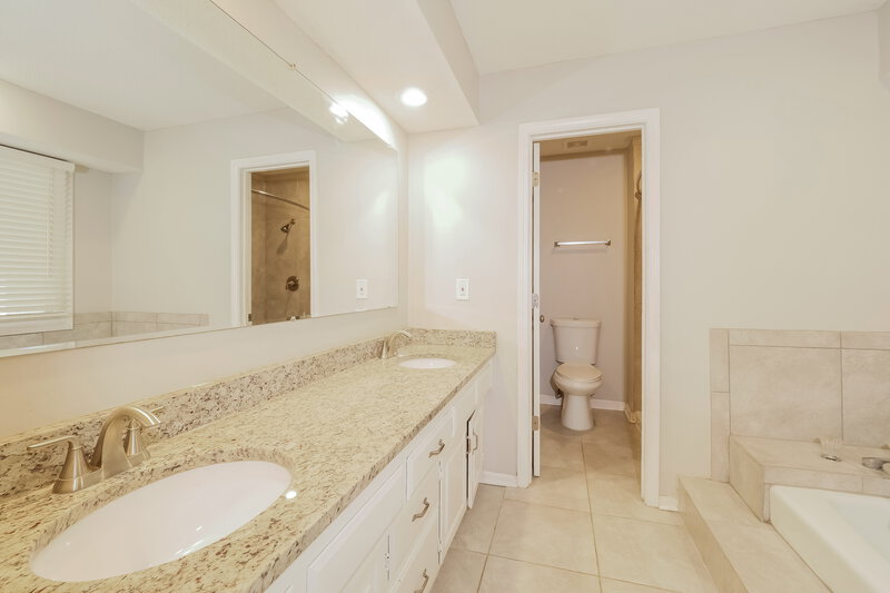 2,730/Mo, 3633 NE Basswood Dr Lees Summit, MO 64064 Main Bathroom View