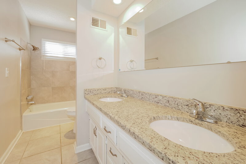 2,730/Mo, 3633 NE Basswood Dr Lees Summit, MO 64064 Bathroom View