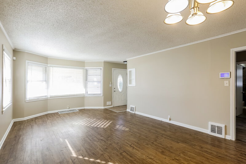 1,320/Mo, 11222 E 20th Ave Independence, MO 64052 Living Room View 2