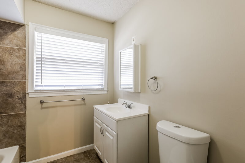 1,320/Mo, 11222 E 20th Ave Independence, MO 64052 Bathroom View