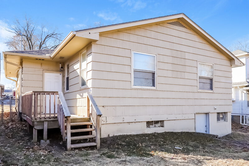 1,320/Mo, 11222 E 20th Ave Independence, MO 64052 Rear View