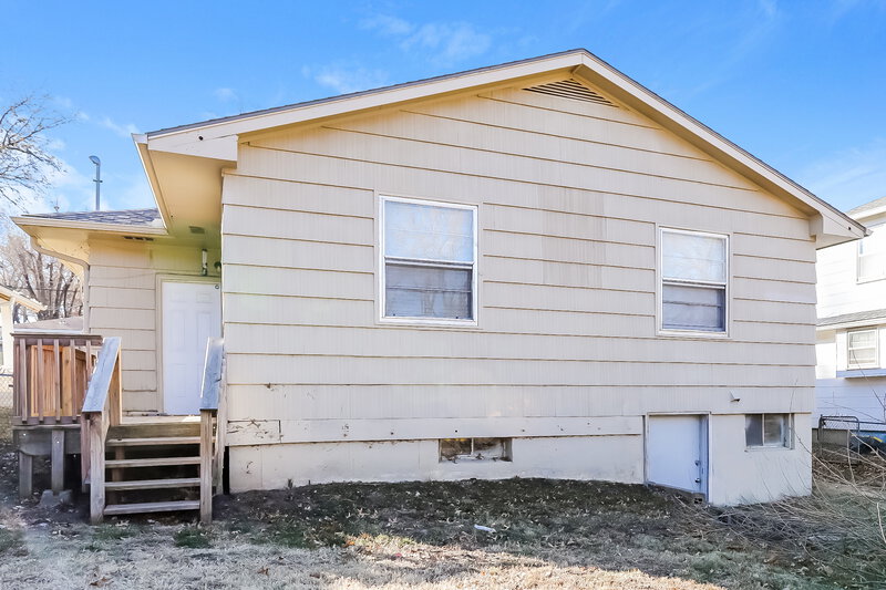1,320/Mo, 11222 E 20th Ave Independence, MO 64052 Rear View 2