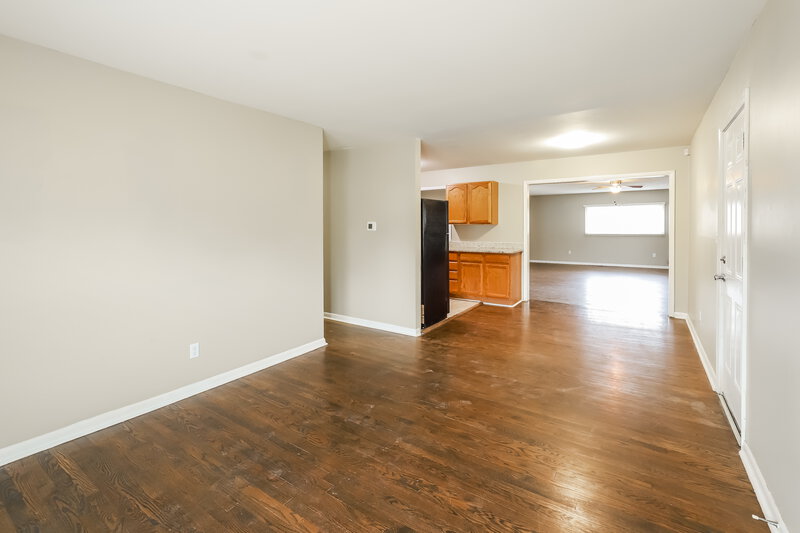 1,630/Mo, 11008 E 50th Ter Kansas City, MO 64133 Living Room View