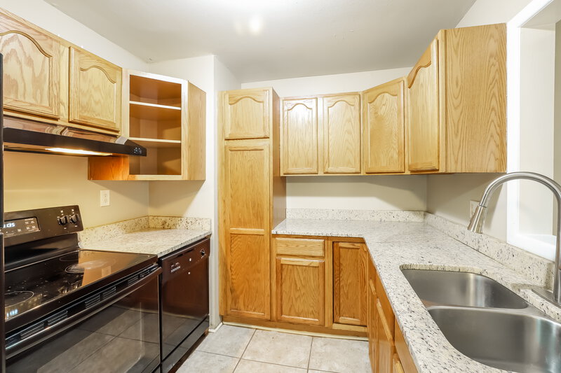 1,630/Mo, 11008 E 50th Ter Kansas City, MO 64133 Kitchen View