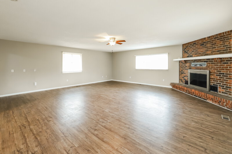 1,630/Mo, 11008 E 50th Ter Kansas City, MO 64133 Family Room View