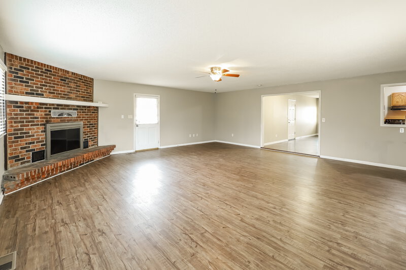 1,630/Mo, 11008 E 50th Ter Kansas City, MO 64133 Family Room View 2