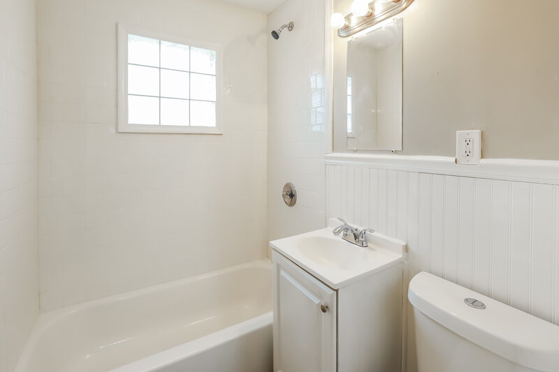 1,630/Mo, 11008 E 50th Ter Kansas City, MO 64133 Main Bathroom View