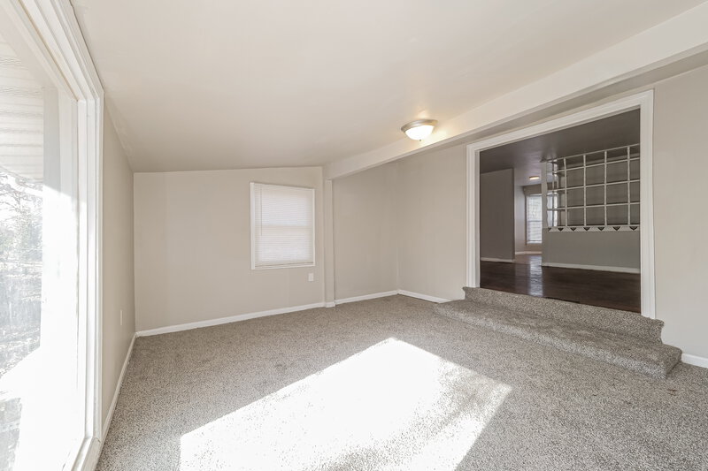 1,370/Mo, 5903 Fairlane Dr Kansas City, MO 64134 Living Room View