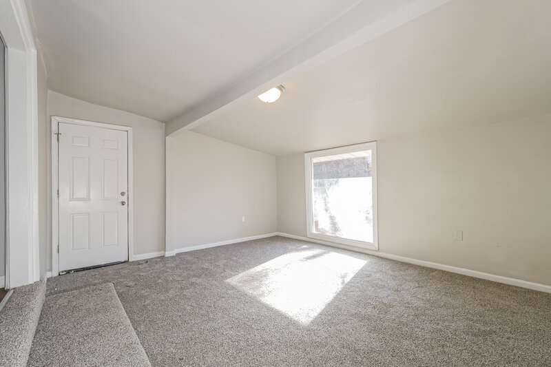 1,370/Mo, 5903 Fairlane Dr Kansas City, MO 64134 Living Room View 2