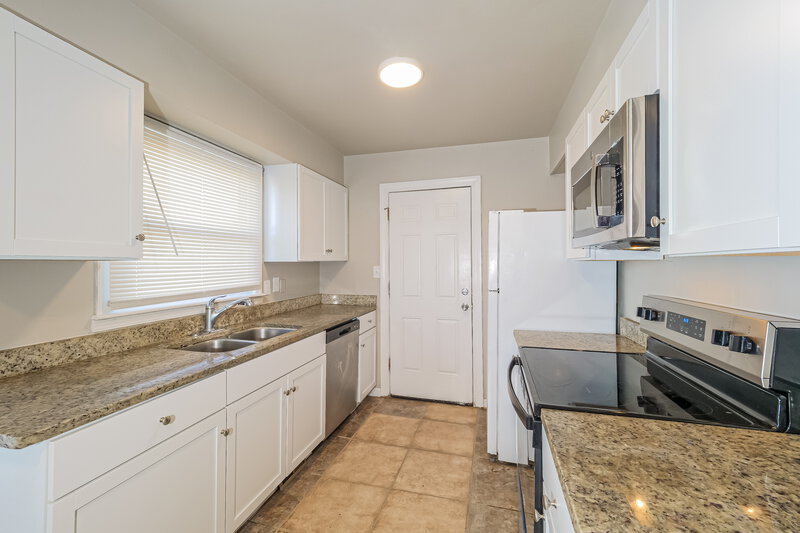 1,370/Mo, 5903 Fairlane Dr Kansas City, MO 64134 Kitchen View 2