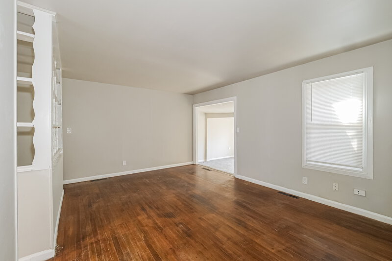 1,370/Mo, 5903 Fairlane Dr Kansas City, MO 64134 Family Room View