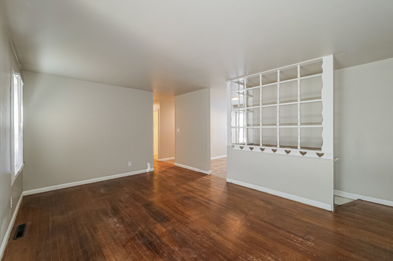 1,370/Mo, 5903 Fairlane Dr Kansas City, MO 64134 Family Room View 2