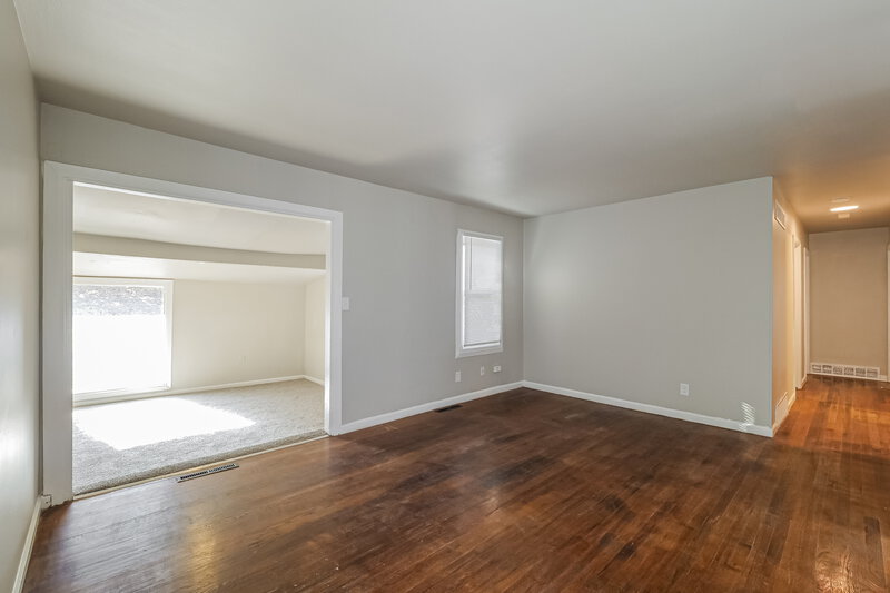 1,370/Mo, 5903 Fairlane Dr Kansas City, MO 64134 Family Room View 3