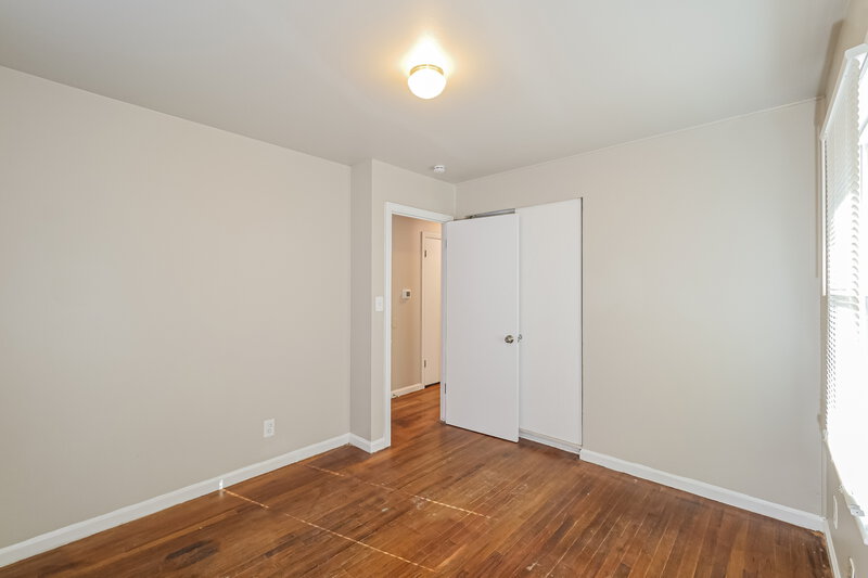 1,370/Mo, 5903 Fairlane Dr Kansas City, MO 64134 Main Bedroom View