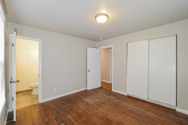 1,370/Mo, 5903 Fairlane Dr Kansas City, MO 64134 Main Bedroom View 2