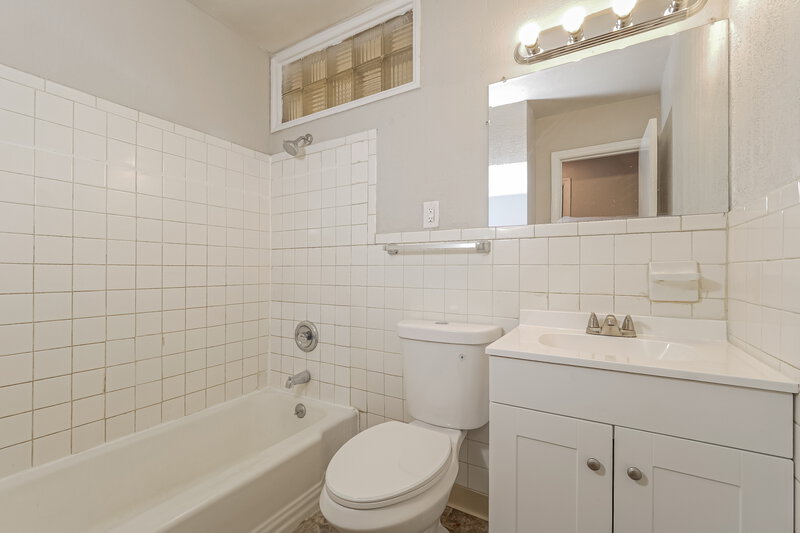 1,370/Mo, 5903 Fairlane Dr Kansas City, MO 64134 Main Bathroom View