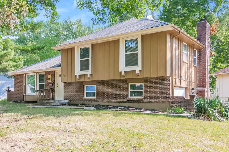 1,670/Mo, 7808 E 120th St Grandview, MO 64030 Front View