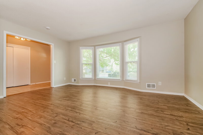 1,670/Mo, 7808 E 120th St Grandview, MO 64030 Living Room View 2