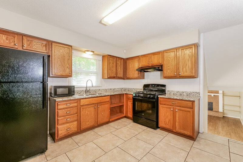 1,670/Mo, 7808 E 120th St Grandview, MO 64030 Kitchen View