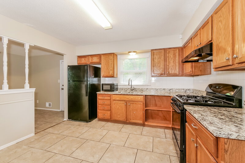 1,670/Mo, 7808 E 120th St Grandview, MO 64030 Kitchen View 2