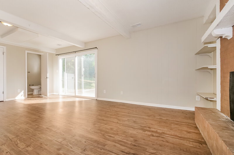 1,670/Mo, 7808 E 120th St Grandview, MO 64030 Family Room View