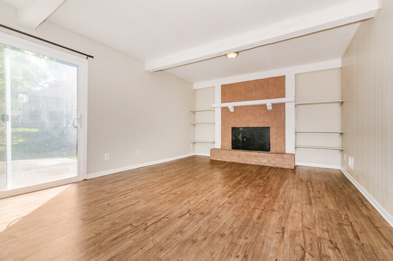 1,670/Mo, 7808 E 120th St Grandview, MO 64030 Family Room View 2