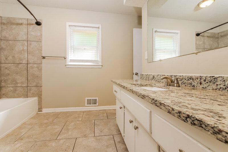 1,670/Mo, 7808 E 120th St Grandview, MO 64030 Bathroom View