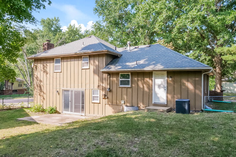 1,670/Mo, 7808 E 120th St Grandview, MO 64030 Rear View