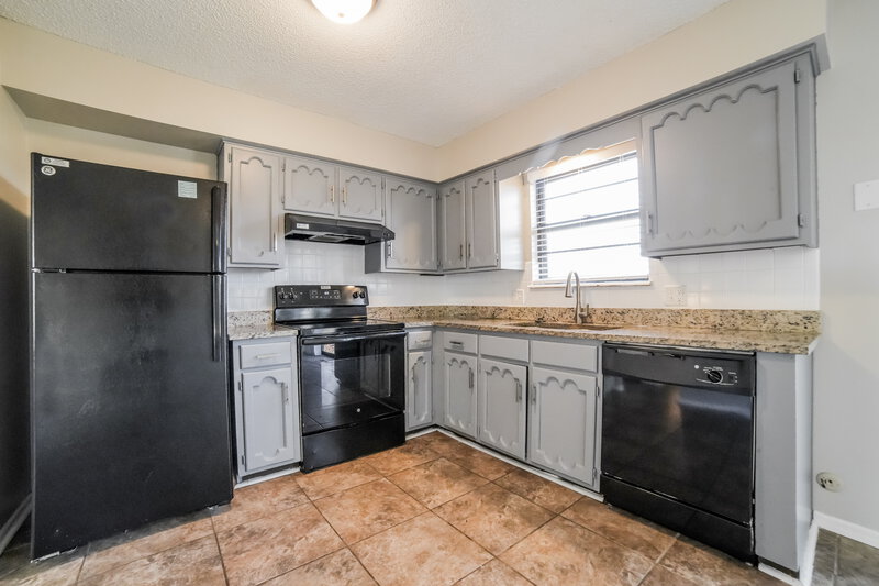 1,580/Mo, 5009 NW Downing St Blue Springs, MO 64015 Kitchen View