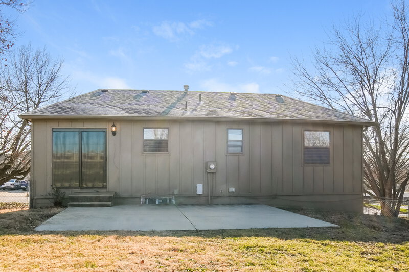 1,580/Mo, 5009 NW Downing St Blue Springs, MO 64015 Rear View