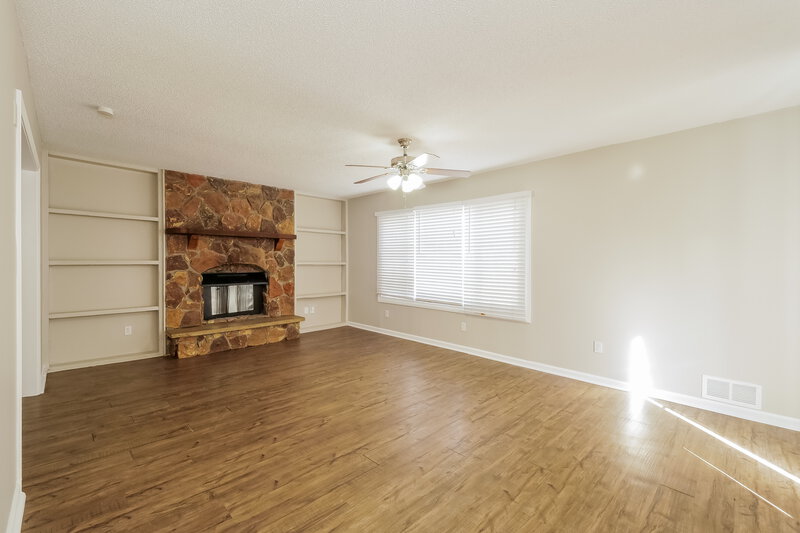 1,480/Mo, 8636 E 97th Terrace Kansas City, MO 64134 Family Room View