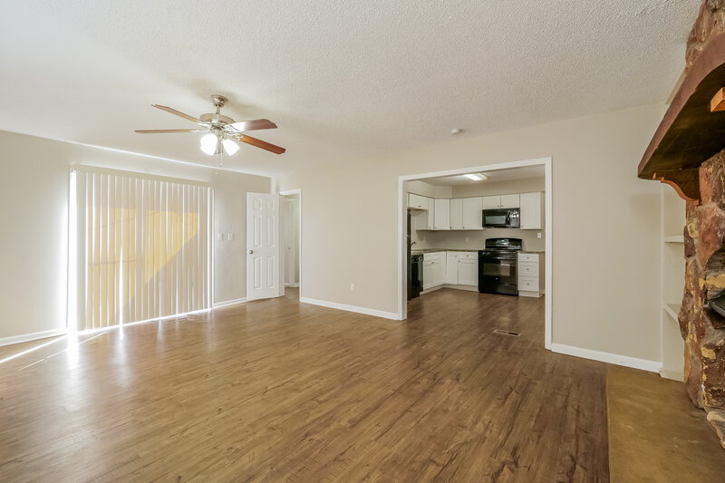 1,480/Mo, 8636 E 97th Terrace Kansas City, MO 64134 Family Room View 3