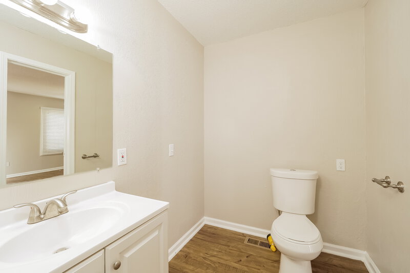 1,480/Mo, 8636 E 97th Terrace Kansas City, MO 64134 Main Bathroom View